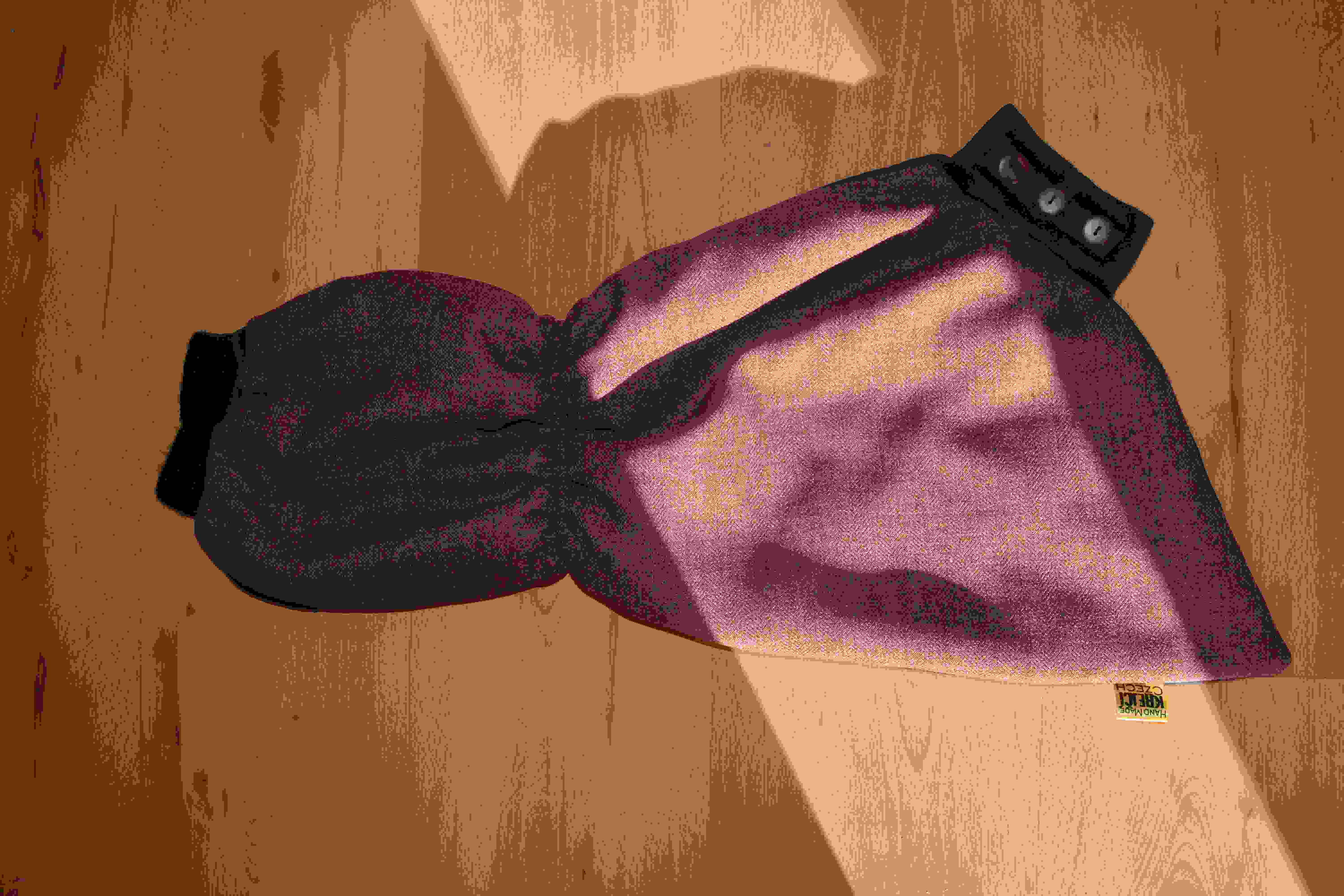 KHC Nákrčník vlněný/fleece vínově černý s dřevěnými knoflíky