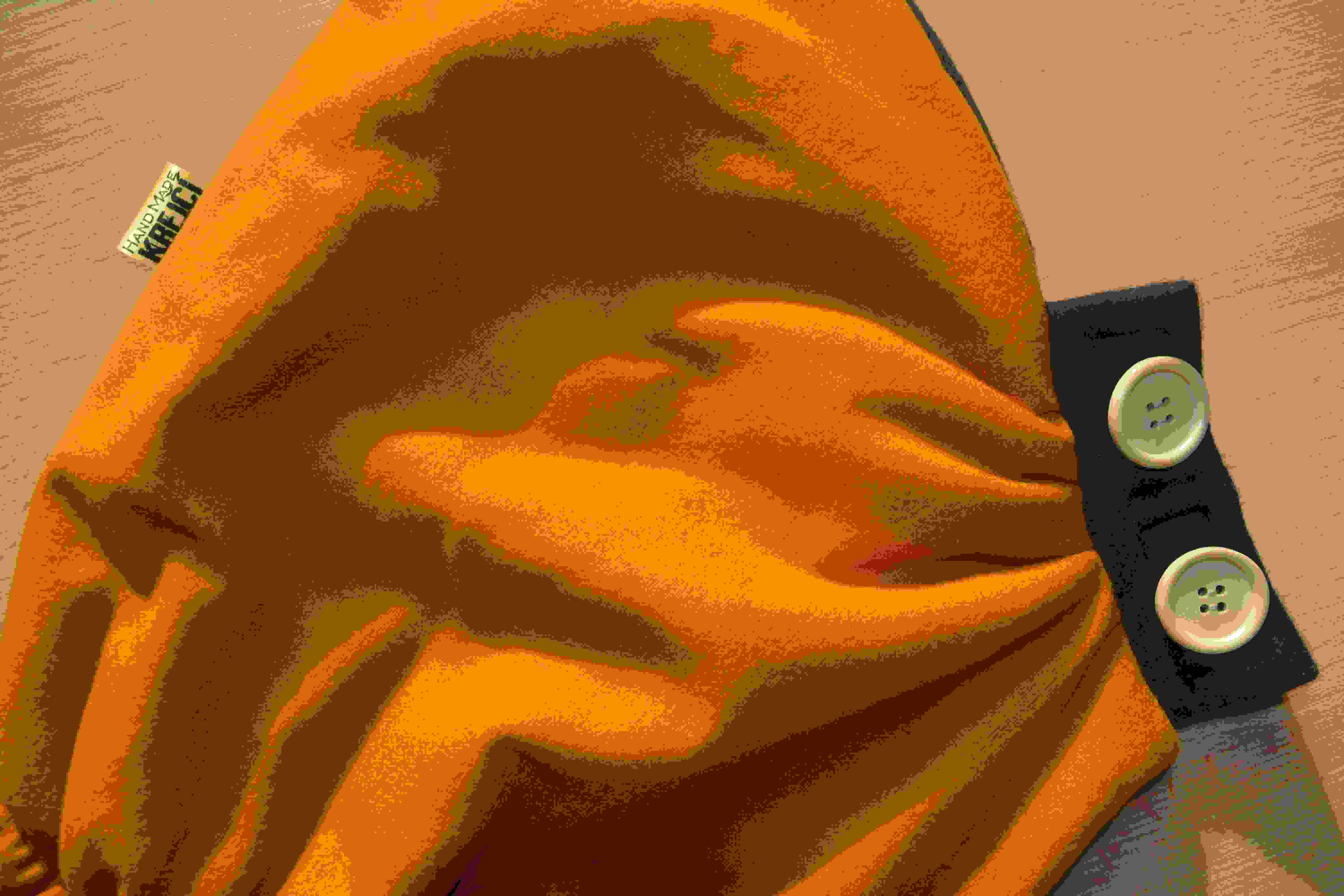 KHC Nákrčník vlněný/fleece žluto černý s dřevěnými knoflíky