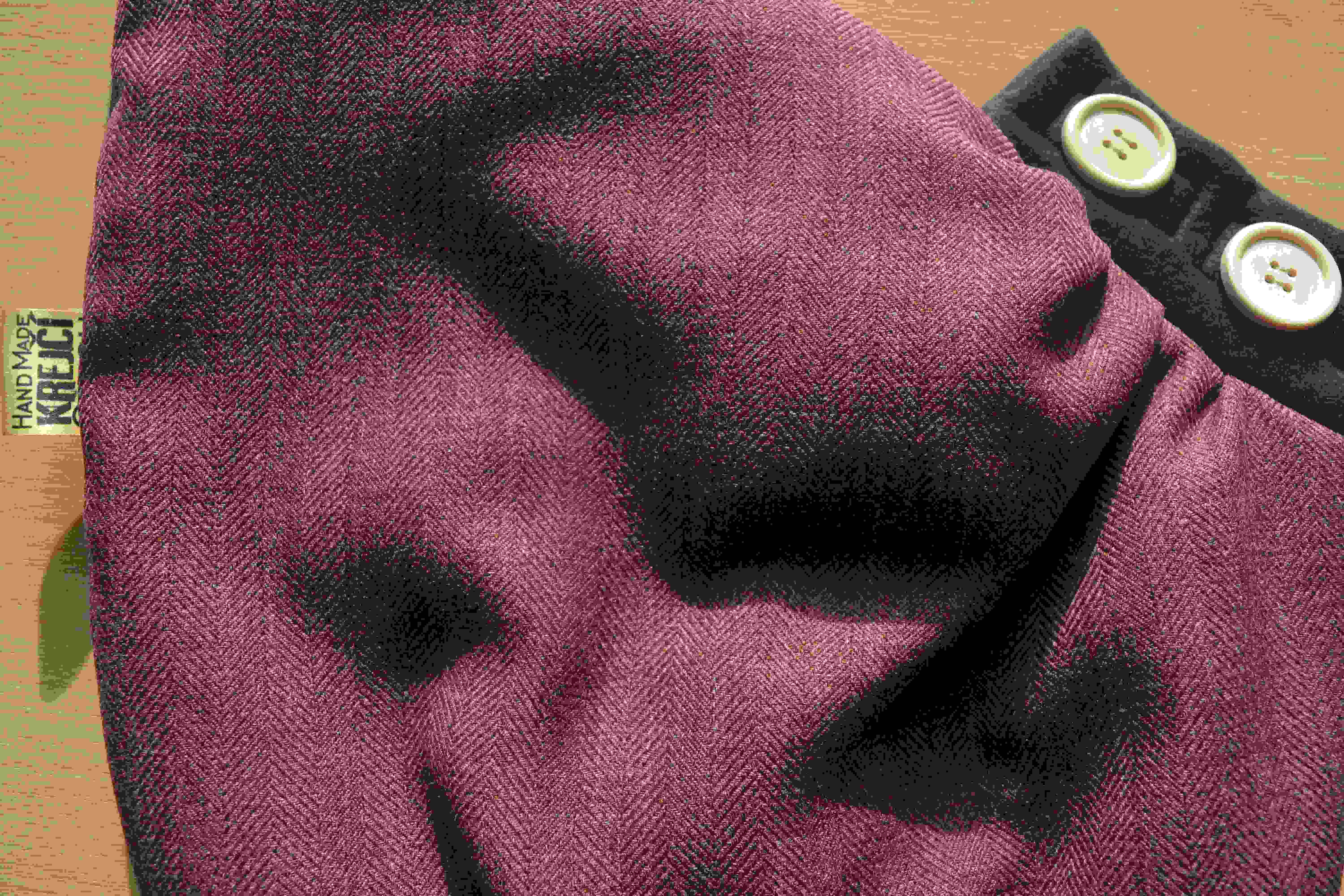 KHC Nákrčník vlněný/fleece vínově černý s dřevěnými knoflíky