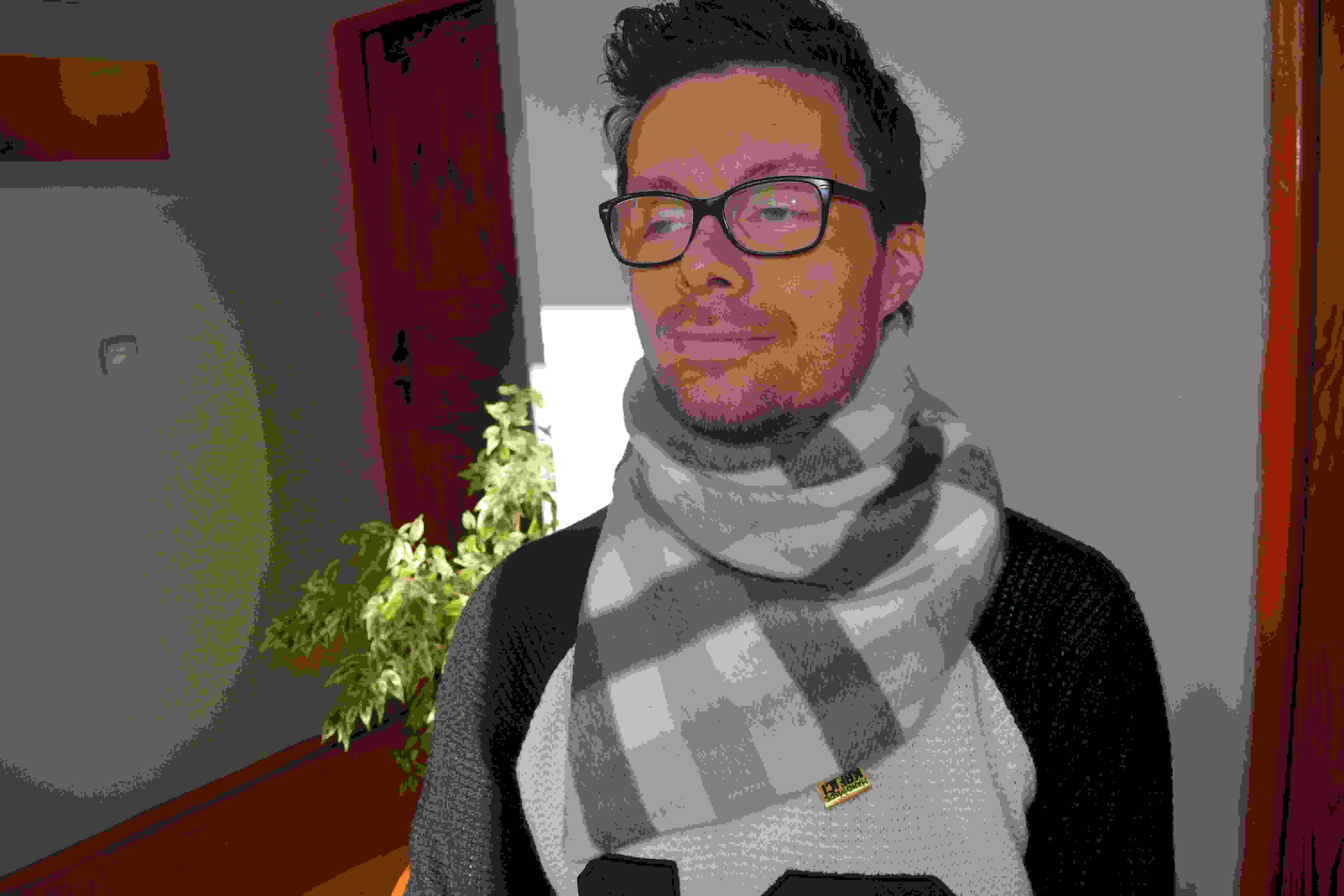 KHC Nákrčník vlněný/fleece žluto černý s dřevěnými knoflíky