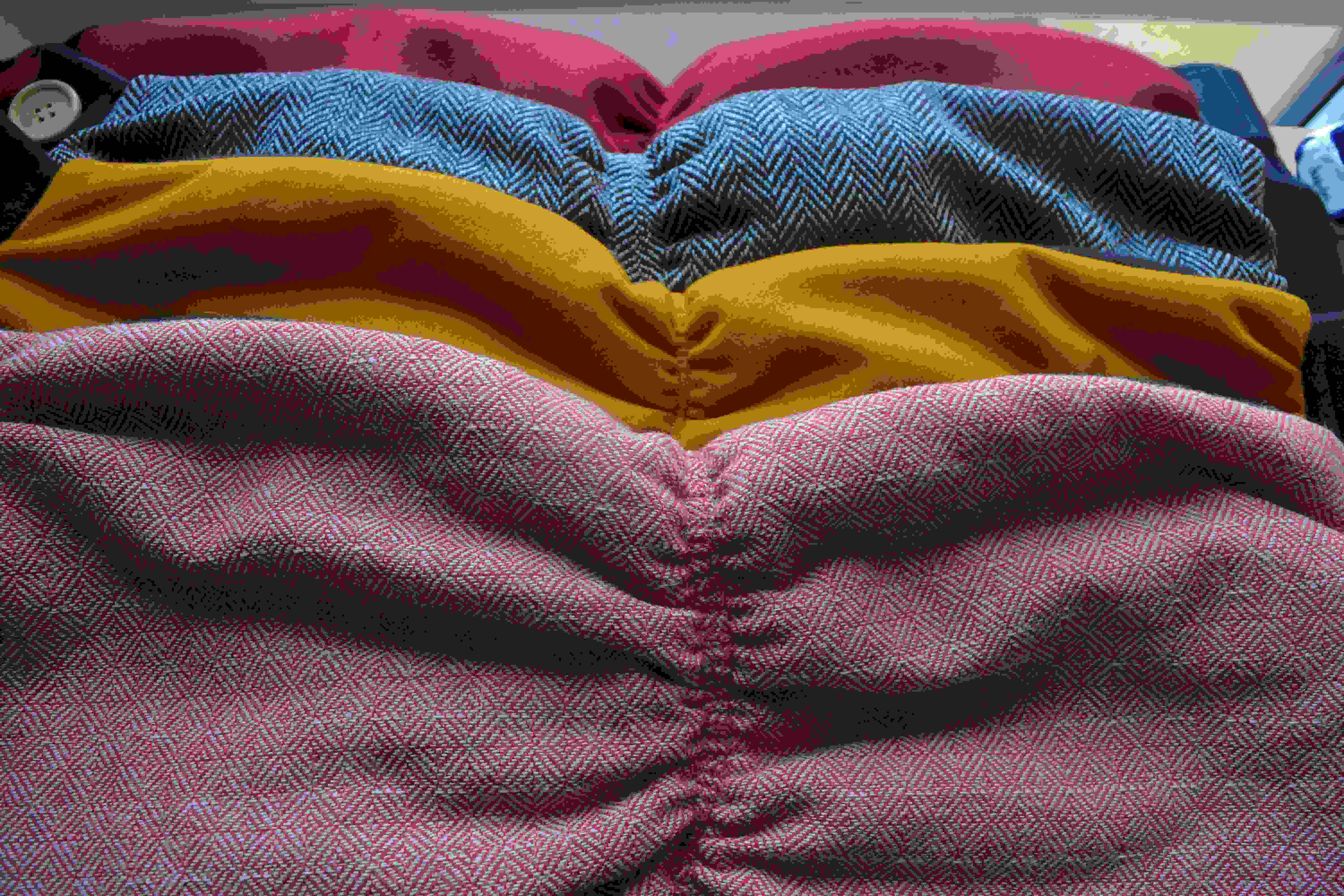 KHC Nákrčník vlněný/fleece červeno černý s dřevěnými knoflíky