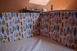 KHC Mantinel do postýlky 130 cm Barevná pírka na bílé 4-bodový 100% bavlna