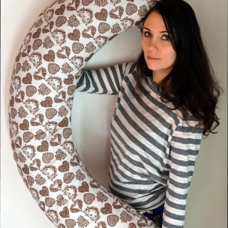 KHC Kojící těhotenský relaxační polštář Miki EPS Obrovský Čokoládová srdce na bílé Pratelný potah