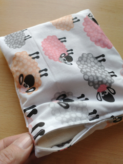 KHC BIO špaldový dětský polštářek Ovečky nahřívací 20 x 20 cm Pratelný potah